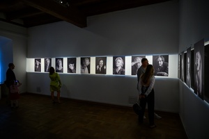 Wernisaż wystawy fotografii Inki Rosochy "Nie mogę na to patrzeć" - Publiczność podziwiająca wystawę