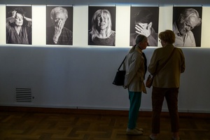 Wernisaż wystawy fotografii Inki Rosochy "Nie mogę na to patrzeć" - Publiczność podziwiająca wystawę