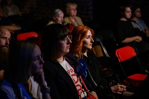 Wernisaż wystawy fotografii Inki Rosochy "Nie mogę na to patrzeć" - Publiczność podczas spotkania w Piwnicach TCK