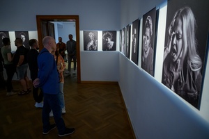 Wernisaż wystawy fotografii Inki Rosochy "Nie mogę na to patrzeć" - Publiczność podziwiająca wystawę