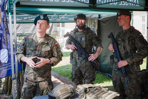 Święto 16 Pułku Piechoty - Piknik Historyczyny - Publiczność podczas udziału w pikniku.