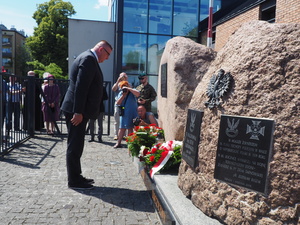 Święto 16 Pułku Piechoty - Piknik Historyczyny - Uroczystość złożenia kwiatów pod pomnikiem.