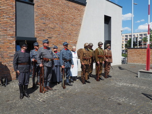 Święto 16 Pułku Piechoty - Piknik Historyczyny - Uroczystość złożenia kwiatów pod pomnikiem.