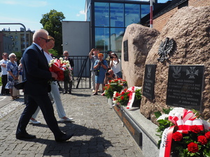 Święto 16 Pułku Piechoty - Piknik Historyczyny - Uroczystość złożenia kwiatów pod pomnikiem.