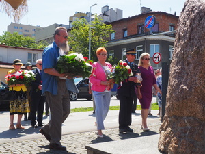 Święto 16 Pułku Piechoty - Piknik Historyczyny - Uroczystość złożenia kwiatów pod pomnikiem.