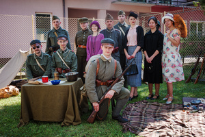 Święto 16 Pułku Piechoty - Piknik Historyczyny - Grupa rekonstrukcyjna pozująca do zdjęcia.