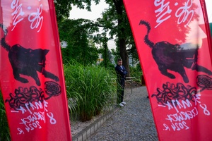 38. TNF - Dzień 1 (31.05.2024) - W tle amfiteatralnego wystroju festiwalowego dyr. artystyczny 38. TNF Kuba Armata