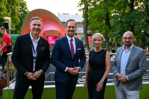 38. TNF - Dzień 1 (31.05.2024) - od lewej: Dyr. TCK Tomasz Kapturkiewicz, Prezydent Jakub Kwaśny, V-ce Prezydent Agnieszka Kawa, Dyr. Wydziału Kultury Marcin Sobczyk na tle amfiteatralnej muszli