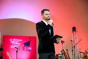 38. TNF - Dzień 1 (31.05.2024) - Na scenie Sebastian Szafarz w roli konferansjera koncertu otwarcia 38. TNF