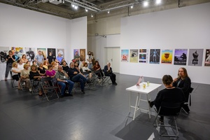 38. TNF - Dzień 2 (1.06.2024) - Wernisażowa publiczność na spotkaniu z autorem wystawy plakatu w BWA