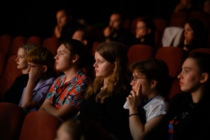 38. TNF - Dzień 2 (1.06.2024) - Publiczność podczas spotkania z reżyserem filmu "Skąd dokąd" w sali Marzenia