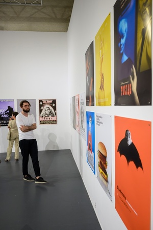 38. TNF - Dzień 2 (1.06.2024) - Publiczność oglądająca "©Plakiat. Wystawa wybranych plakatów artystycznych vol. 2" w BWA