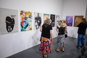 38. TNF - Dzień 2 (1.06.2024) - Publiczność oglądająca "©Plakiat. Wystawa wybranych plakatów artystycznych vol. 2" w BWA