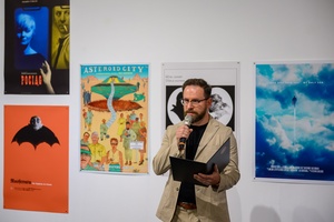 38. TNF - Dzień 2 (1.06.2024) - Kurator wystawy Marcin Dąbek otwierający "©Plakiat. Wystawa wybranych plakatów artystycznych vol. 2" w BWA