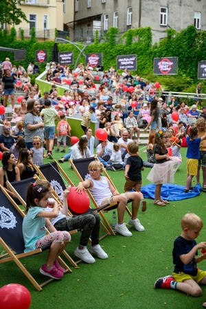 38. TNF - Dzień 2 (1.06.2024) - Publiczność licznie wypełniająca widownię Amfiteatru uczestnicząca w spektaklu dla dzieci