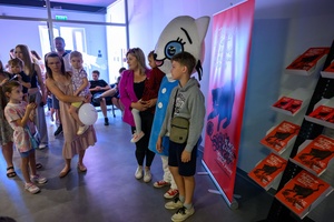 38. TNF - Dzień 2 (1.06.2024) - Wspólne zdjęcia dzieci z postacią Kici Koci w holu Marzenie