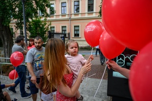 38. TNF - Dzień 2 (1.06.2024) - Najmłodsi widzowie z opiekunami wchodzący na teren Amfiteatru na spektakl dla dzieci