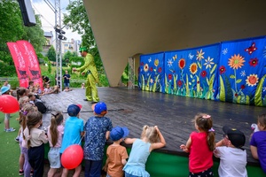 38. TNF - Dzień 2 (1.06.2024) - Na scenie aktor, przed sceną najmłodsi widzowie uczestniczący w spektaklu