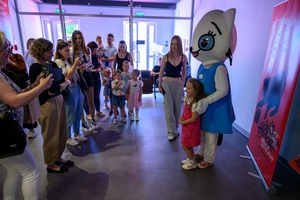 38. TNF - Dzień 2 (1.06.2024) - Wspólne zdjęcia dzieci z postacią Kici Koci w holu Marzenie