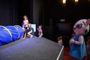 38. TNF - Dzień 2 (1.06.2024) - Najmłodsi widzowie podczas zabaw interaktywnych z Kicią Kocią w Marzeniu