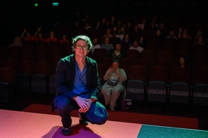 38. TNF - Dzień 2 (1.06.2024) - Maciej Hamela na tle widowni festiwalowej w sali Marzenia przed projekcją filmu