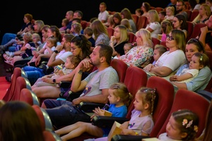 38. TNF - Dzień 2 (1.06.2024) - Najmłodsi widzowie z opiekunami w sali kinowej