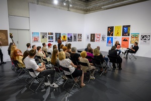 38. TNF - Dzień 2 (1.06.2024) - Wernisażowa publiczność na spotkaniu z autorem wystawy plakatu w BWA