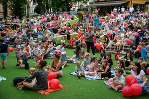 38. TNF - Dzień 2 (1.06.2024) - Publiczność licznie wypełniająca widownię Amfiteatru uczestnicząca w spektaklu dla dzieci
