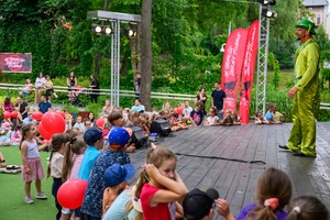 38. TNF - Dzień 2 (1.06.2024) - Na scenie aktor, przed sceną najmłodsi widzowie uczestniczący w spektaklu