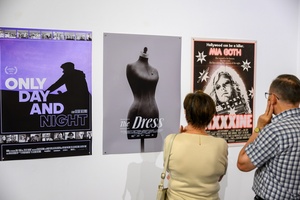 38. TNF - Dzień 2 (1.06.2024) - Publiczność oglądająca "©Plakiat. Wystawa wybranych plakatów artystycznych vol. 2" w BWA