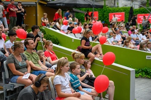 38. TNF - Dzień 2 (1.06.2024) - Publiczność licznie wypełniająca widownię Amfiteatru uczestnicząca w spektaklu dla dzieci