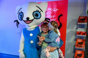 38. TNF - Dzień 2 (1.06.2024) - Wspólne zdjęcia dzieci z postacią Kici Koci w holu Marzenie