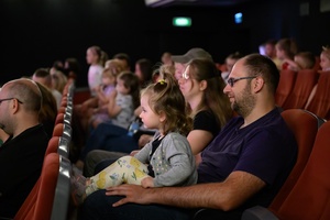 38. TNF - Dzień 2 (1.06.2024) - Najmłodsi widzowie z opiekunami w sali kinowej