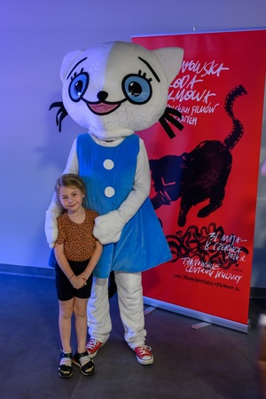 38. TNF - Dzień 2 (1.06.2024) - Wspólne zdjęcia dzieci z postacią Kici Koci w holu Marzenie