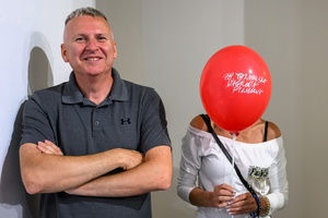 38. TNF - Dzień 2 (1.06.2024) - Publiczność oglądająca "©Plakiat. Wystawa wybranych plakatów artystycznych vol. 2" w BWA