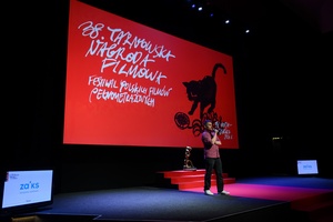 38. TNF - Dzień 2 (1.06.2024) - Na scenie Marzenia dyr. artystyczny Kuba Armata zapowiadający projekcję konkursową filmu "Skąd dokąd"