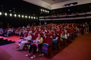 38. TNF - Dzień 2 (1.06.2024) - Najmłodsi widzowie z opiekunami w sali kinowej