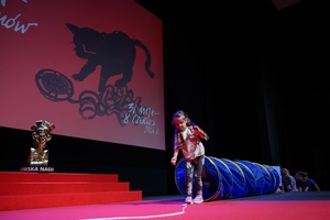 38. TNF - Dzień 2 (1.06.2024) - Najmłodsi widzowie podczas zabaw interaktywnych z Kicią Kocią w Marzeniu