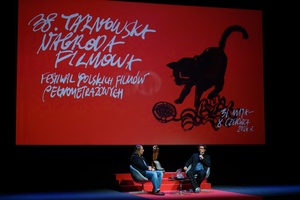 38. TNF - Dzień 2 (1.06.2024) - Na scenie Marzenia Maciej Hamela, reżyser filmu "Skąd dokąd" z prowadzącym spotkanie Ryszardem Jaźwińskim