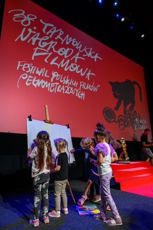 38. TNF - Dzień 2 (1.06.2024) - Najmłodsi widzowie podczas zabaw interaktywnych z Kicią Kocią w Marzeniu