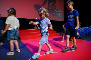 38. TNF - Dzień 2 (1.06.2024) - Najmłodsi widzowie podczas zabaw interaktywnych z Kicią Kocią w Marzeniu