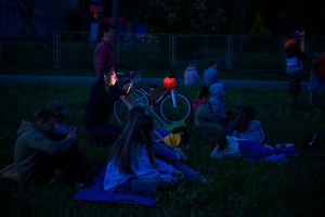 38. TNF - Dzień 2 (1.06.2024) - Publiczność kina plenerowego na terenie Domu Kultury Westerplatte oglądająca kolejną projekcję