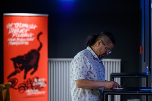 38. TNF - Dzień 2 (1.06.2024) - Widz wypełniający kupon Plebiscytu Publiczności po seansie "Skąd dokąd" w holu Marzenia