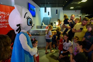 38. TNF - Dzień 2 (1.06.2024) - Wspólne zdjęcia dzieci z postacią Kici Koci w holu Marzenie