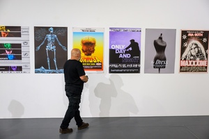 38. TNF - Dzień 2 (1.06.2024) - Publiczność oglądająca "©Plakiat. Wystawa wybranych plakatów artystycznych vol. 2" w BWA