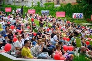 38. TNF - Dzień 2 (1.06.2024) - Publiczność licznie wypełniająca widownię Amfiteatru uczestnicząca w spektaklu dla dzieci