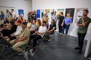 38. TNF - Dzień 2 (1.06.2024) - Wernisażowa publiczność na spotkaniu z autorem wystawy plakatu w BWA