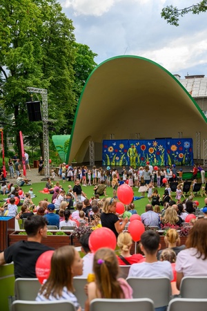 38. TNF - Dzień 2 (1.06.2024) - Publiczność licznie wypełniająca widownię Amfiteatru uczestnicząca w spektaklu dla dzieci