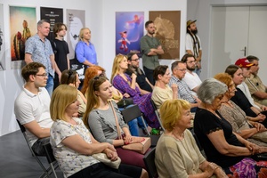 38. TNF - Dzień 2 (1.06.2024) - Wernisażowa publiczność na spotkaniu z autorem wystawy plakatu w BWA
