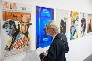 38. TNF - Dzień 2 (1.06.2024) - Publiczność oglądająca "©Plakiat. Wystawa wybranych plakatów artystycznych vol. 2" w BWA